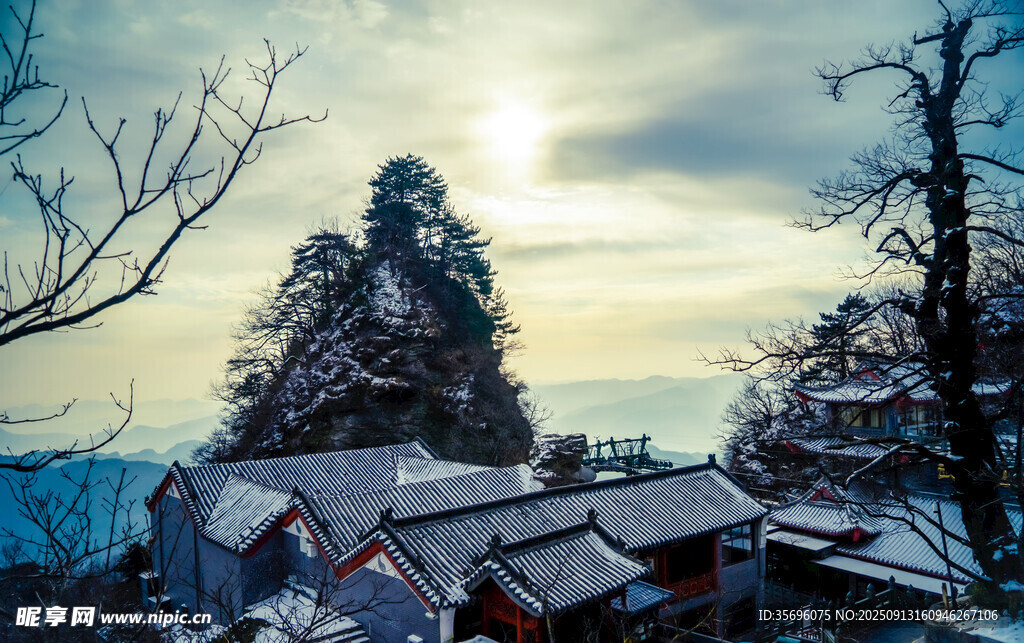 雪覆山间村落美景