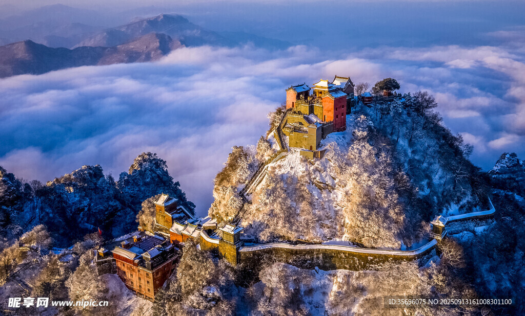 雪后山顶的壮美施工场景