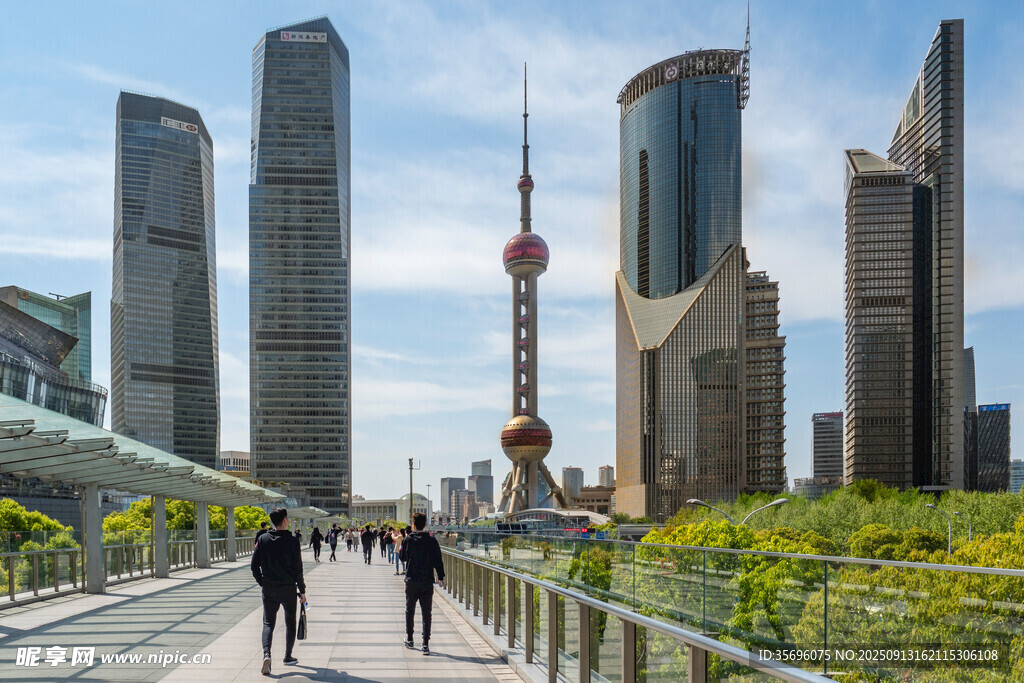 上海外滩行人与摩天大楼景观