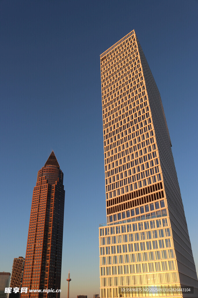 夕阳下的摩天大楼景观