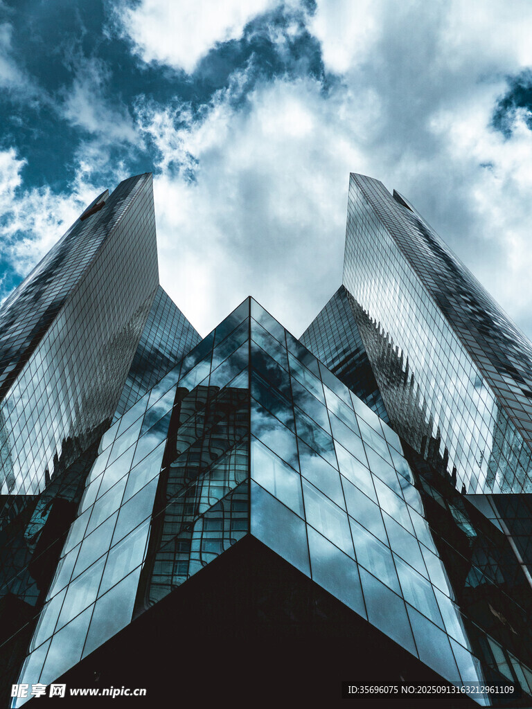 现代摩天大楼仰视景观