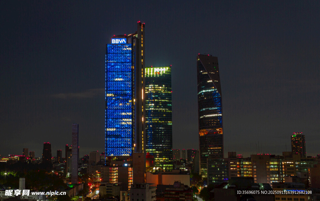 城市夜景中的璀璨摩天大楼