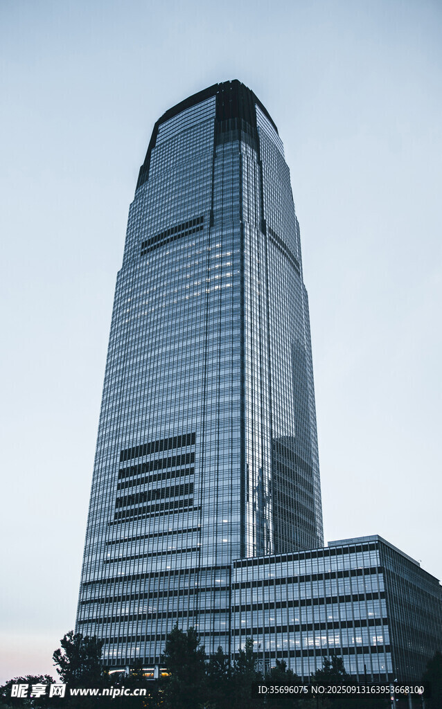 现代摩天大楼外观