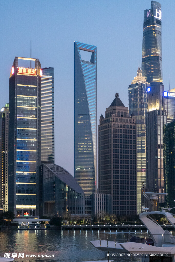上海外滩璀璨摩天大楼夜景