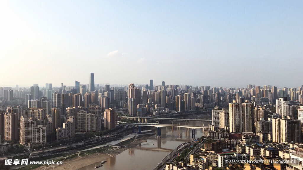 城市天际线与河流景观