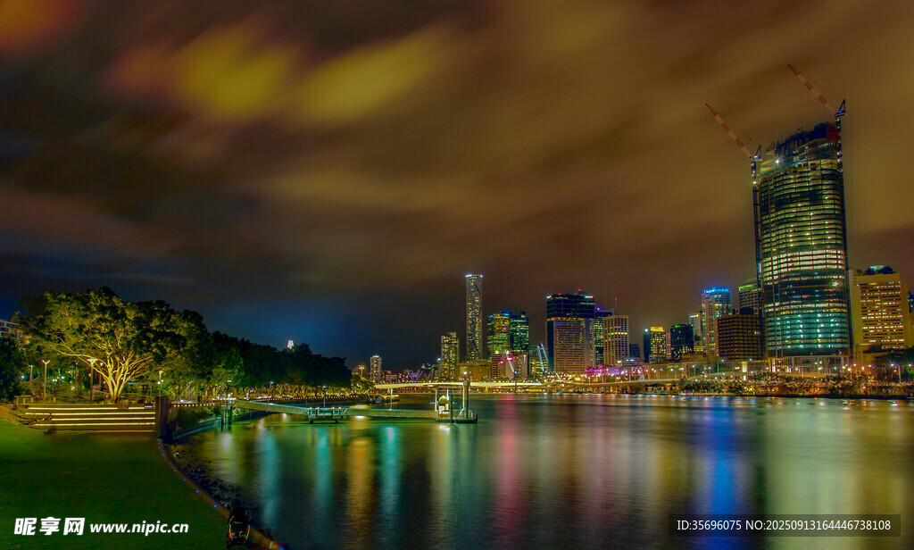 城市河畔夜景绚丽风光