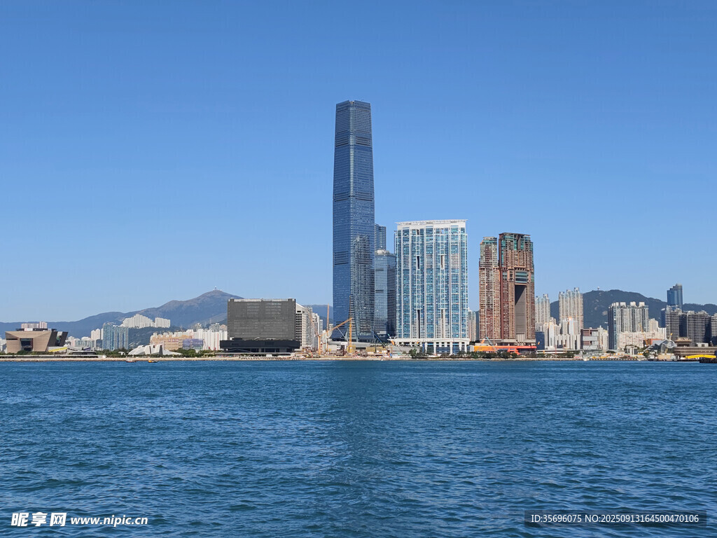 海滨城市高楼林立景观