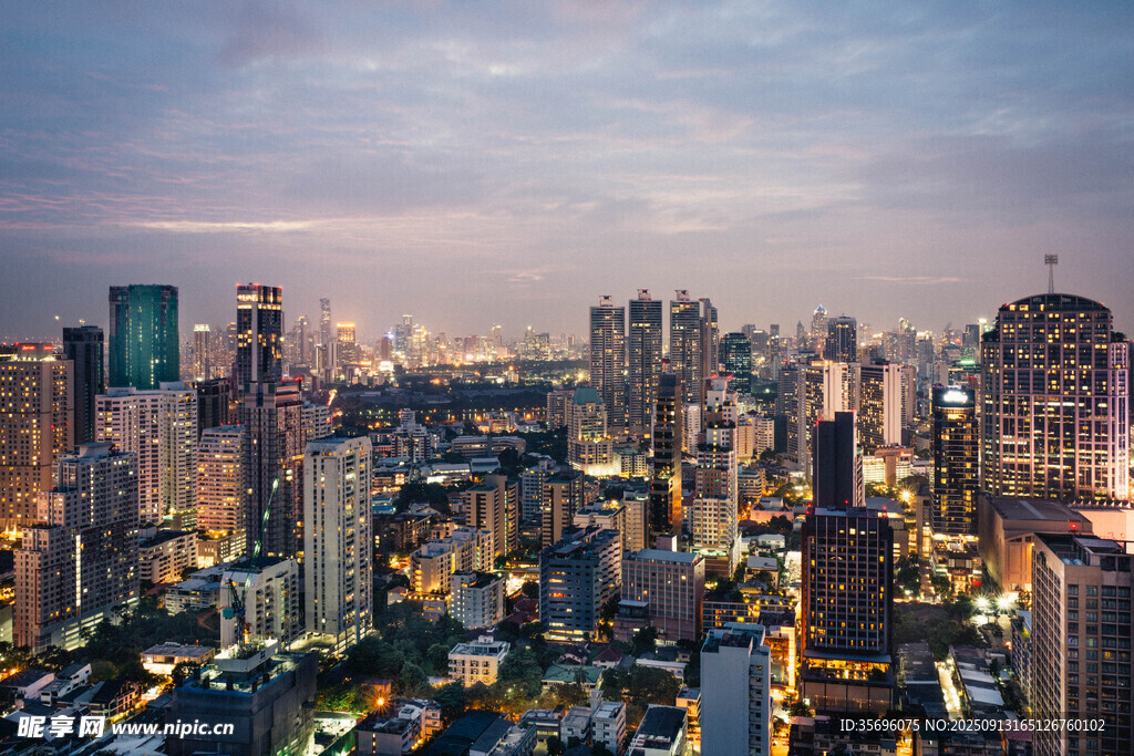 都市璀璨夜景俯瞰图