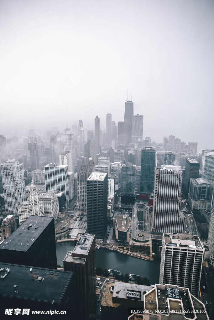 雾中都市高楼景观