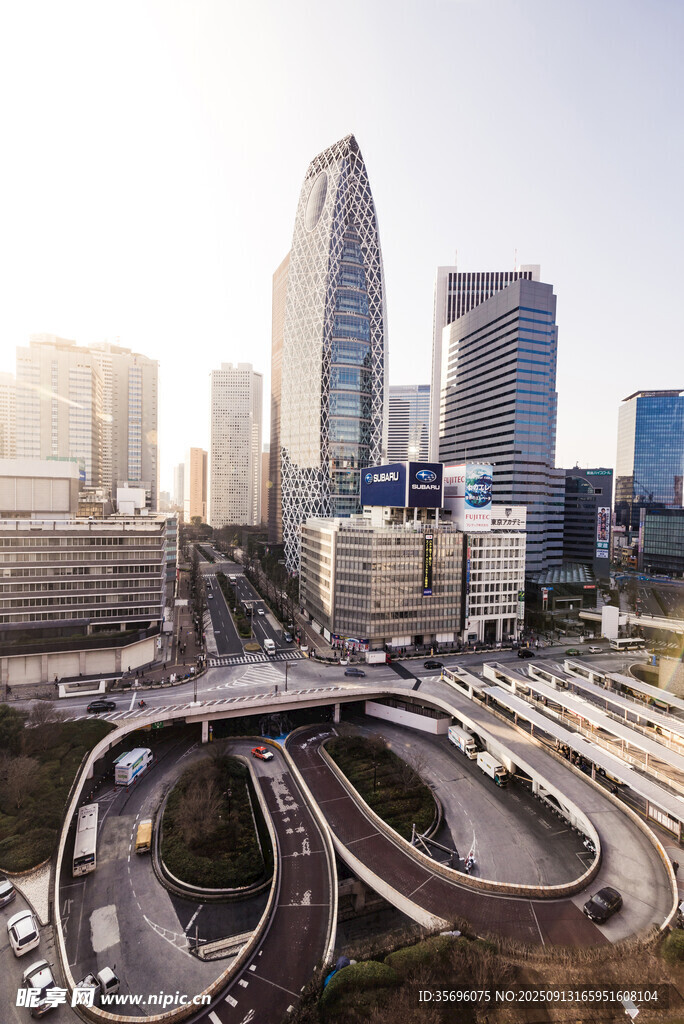 城市高架桥与摩天大楼景观