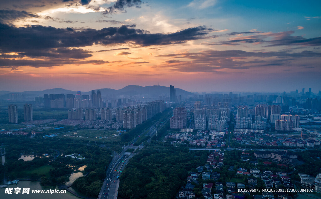 城市黄昏天际线壮丽景观