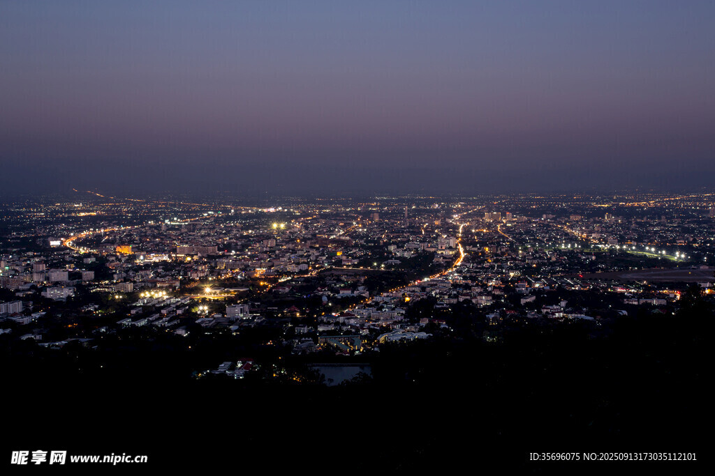 城市夜景俯瞰图