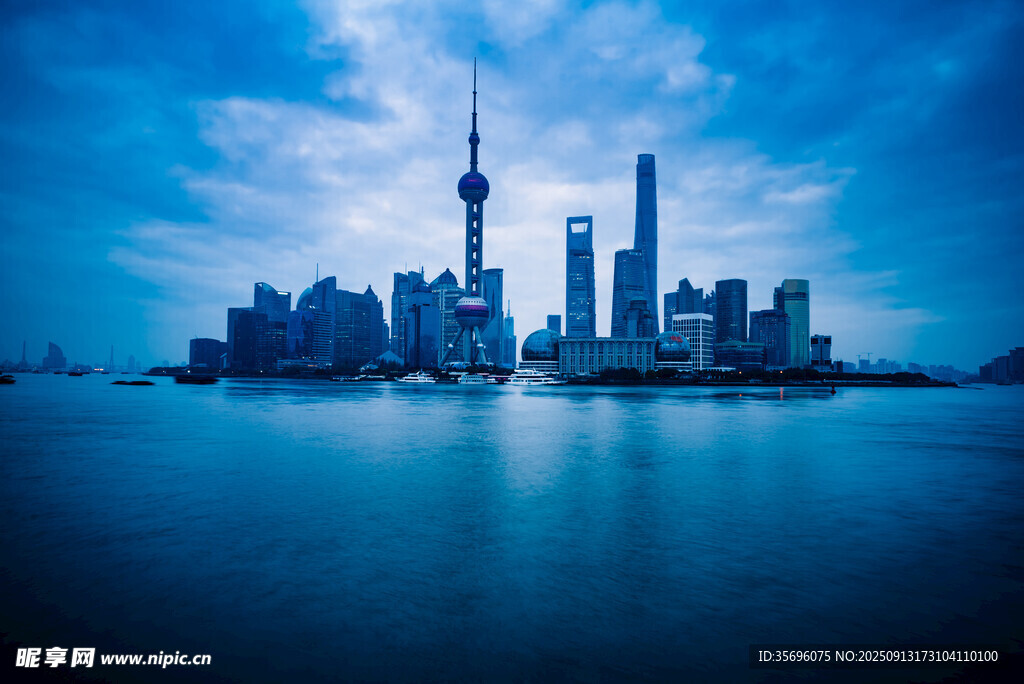 上海外滩夜景璀璨风光