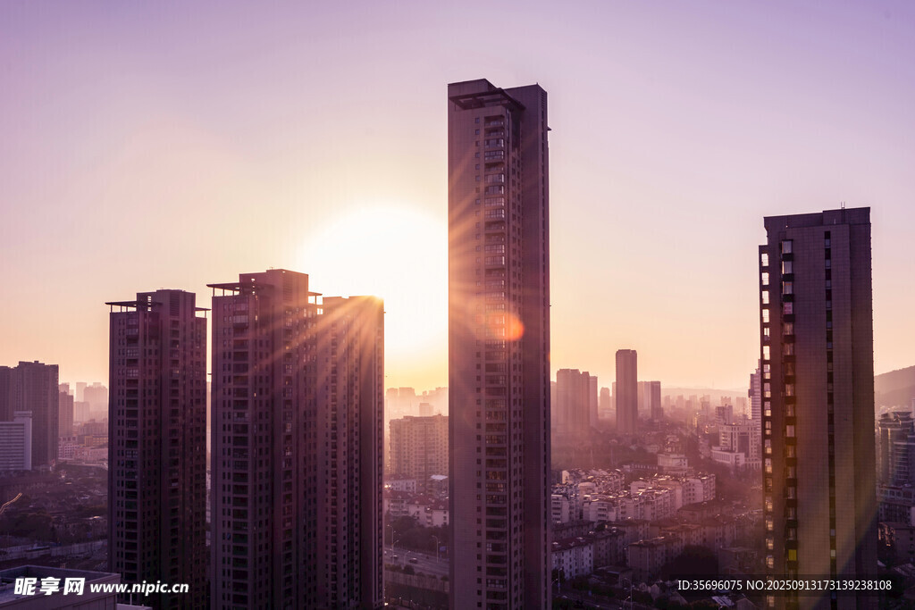 夕阳下的都市高楼景观