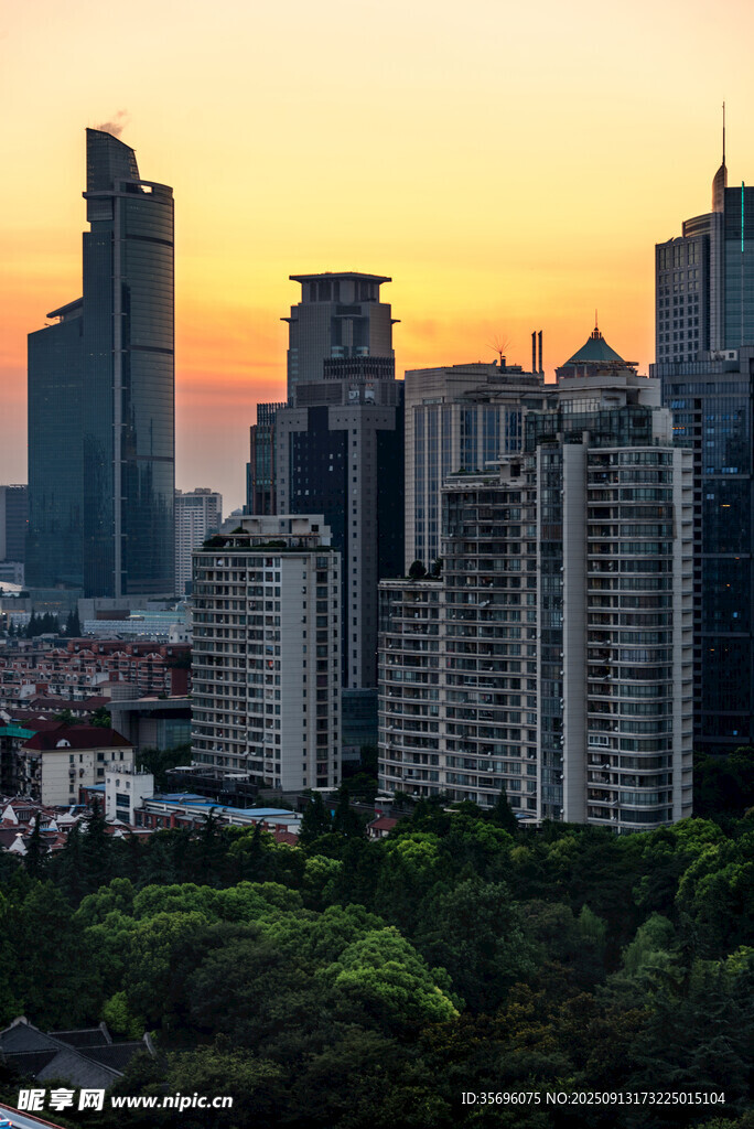 黄昏下的都市高楼景观