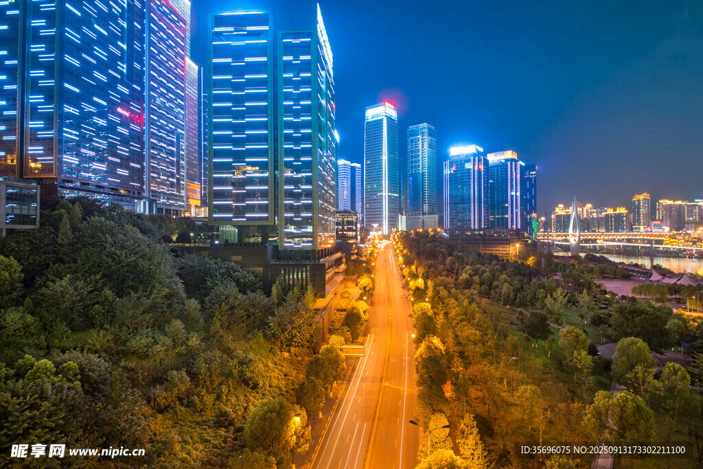 城市夜景中的璀璨高楼与道路