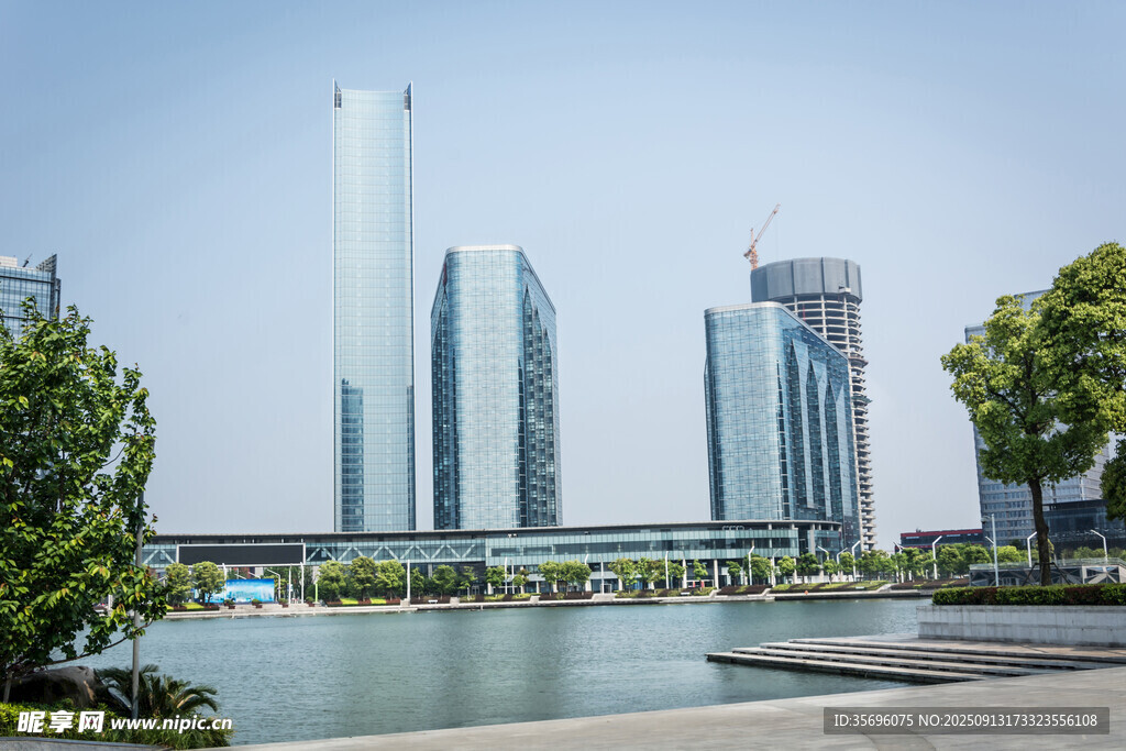 现代都市滨水摩天建筑群