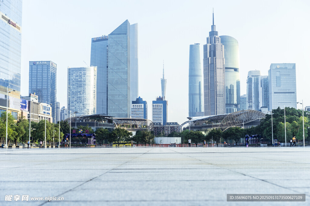 现代都市广场与摩天大楼