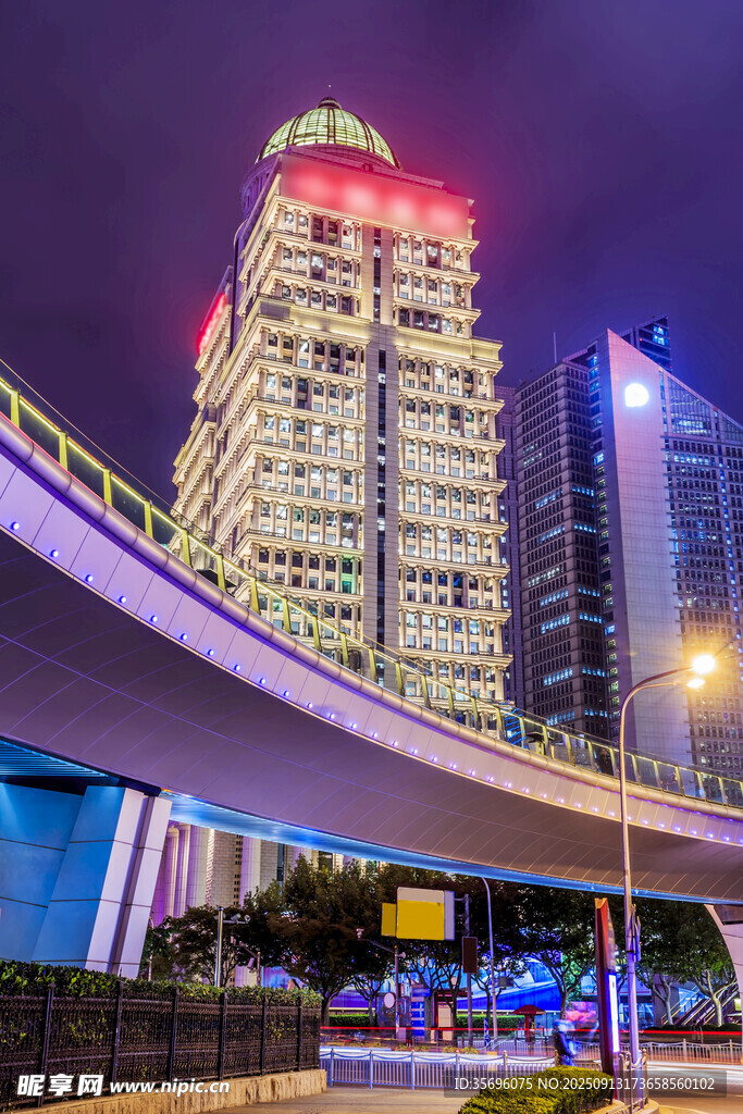 城市夜景中的高架桥与高楼