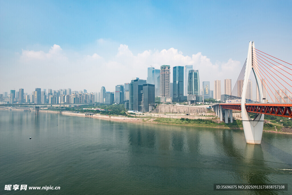 城市江畔桥梁与高楼景观