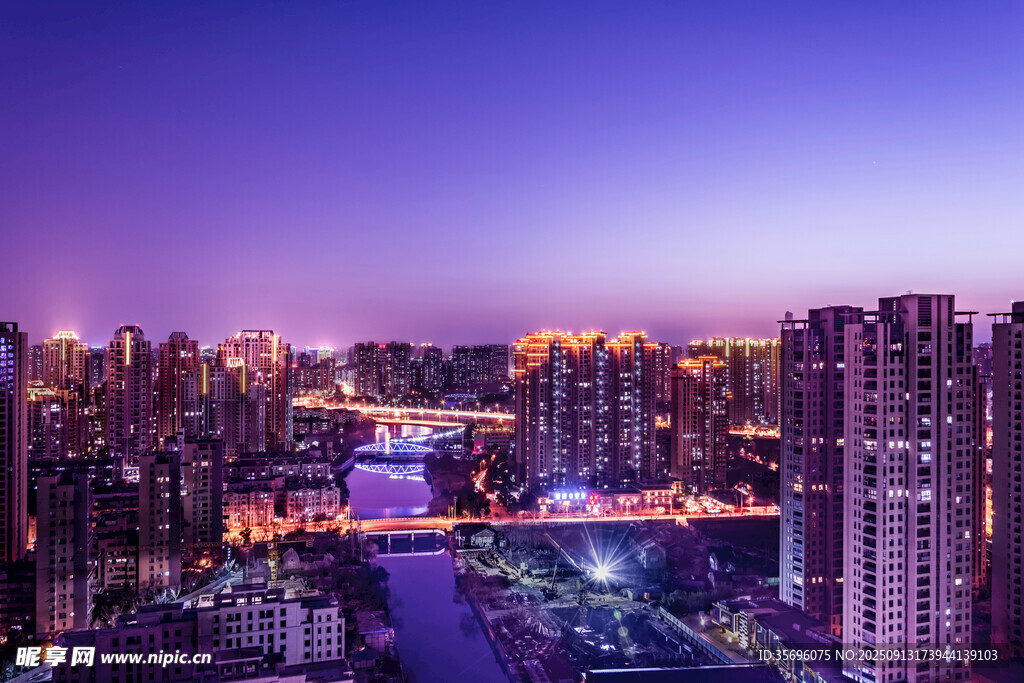 城市璀璨夜景俯瞰图