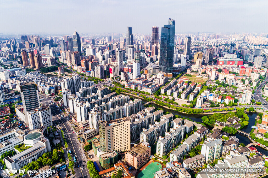 繁华都市天际线俯瞰景象