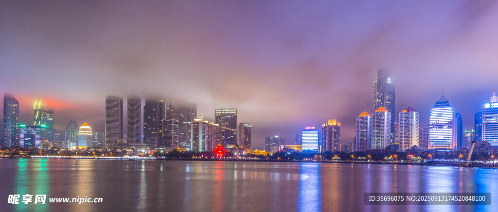 城市璀璨夜景映照水面