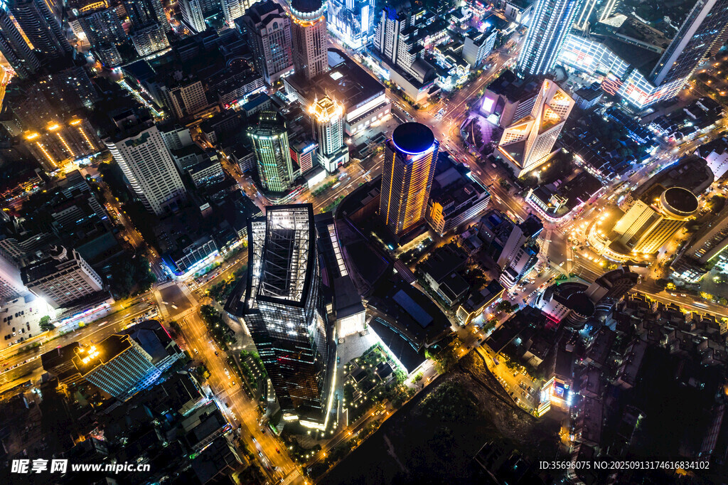 城市璀璨夜景俯瞰图