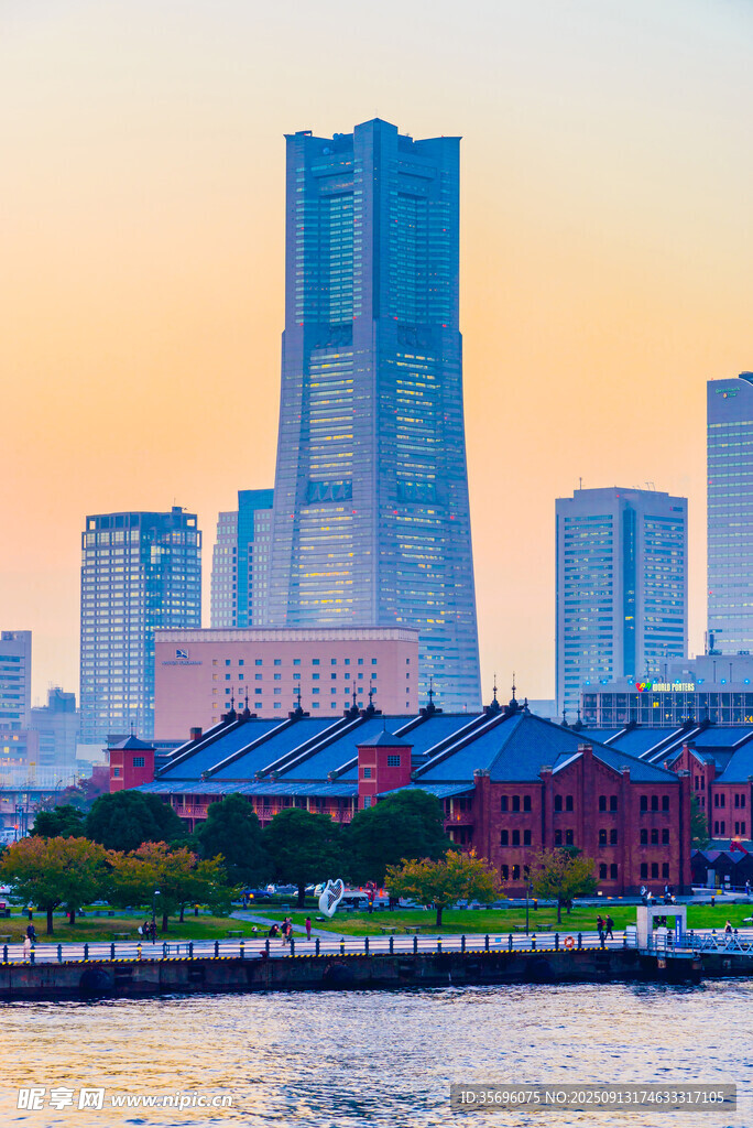 河畔城市风光与传统建筑