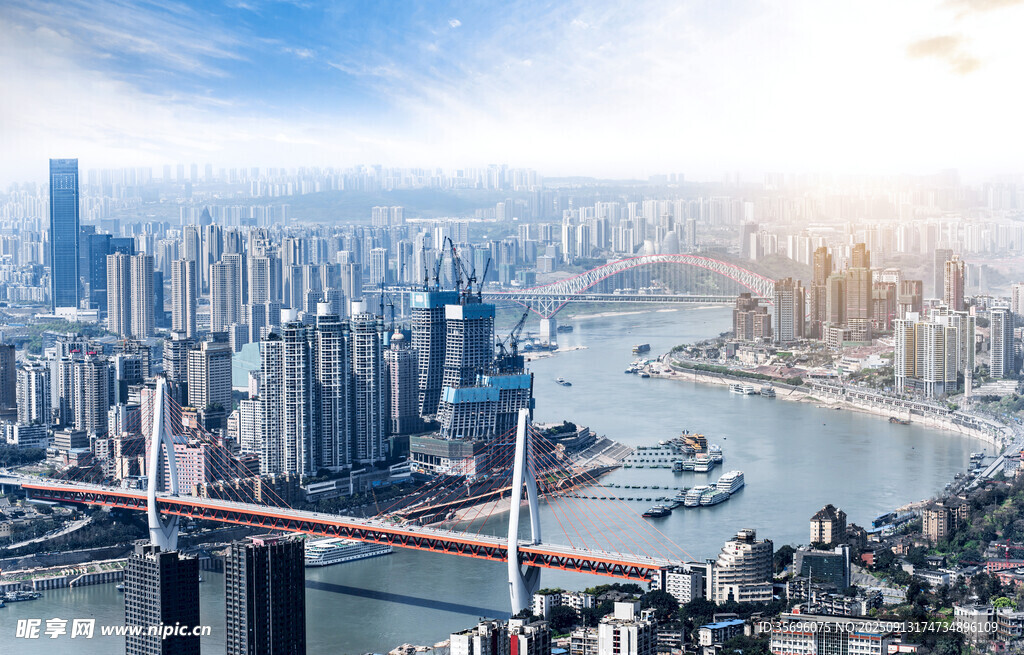 城市天际线与跨江大桥景观