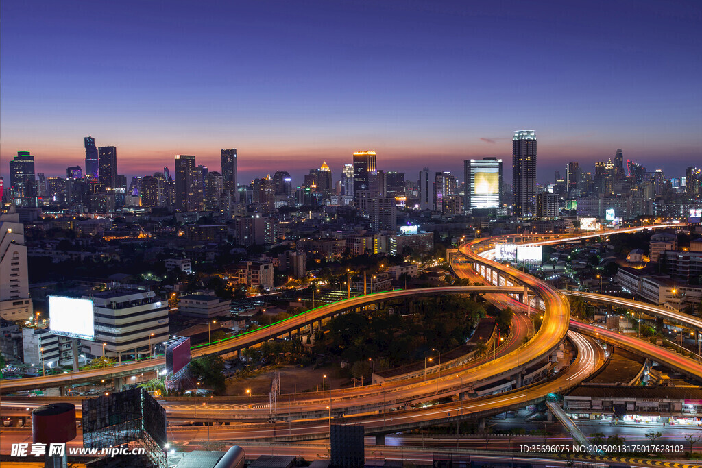 城市夜景中的繁华交通枢纽