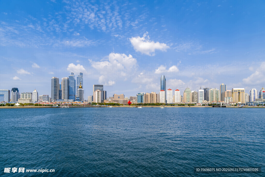 海滨城市天际线美丽风光