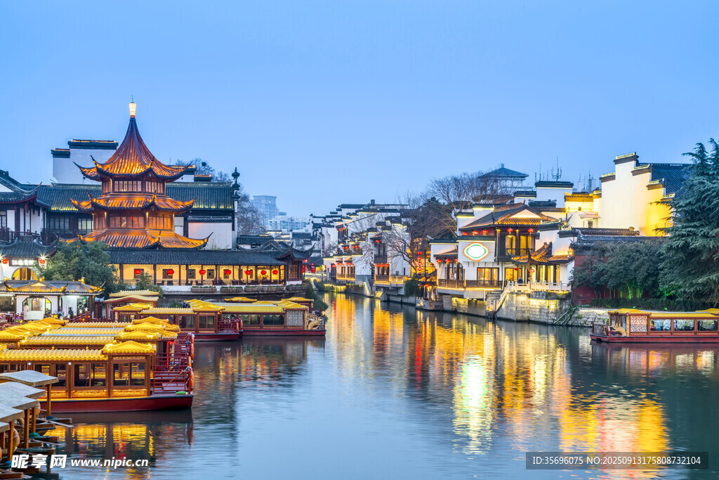 秦淮河畔古建筑夜景风光