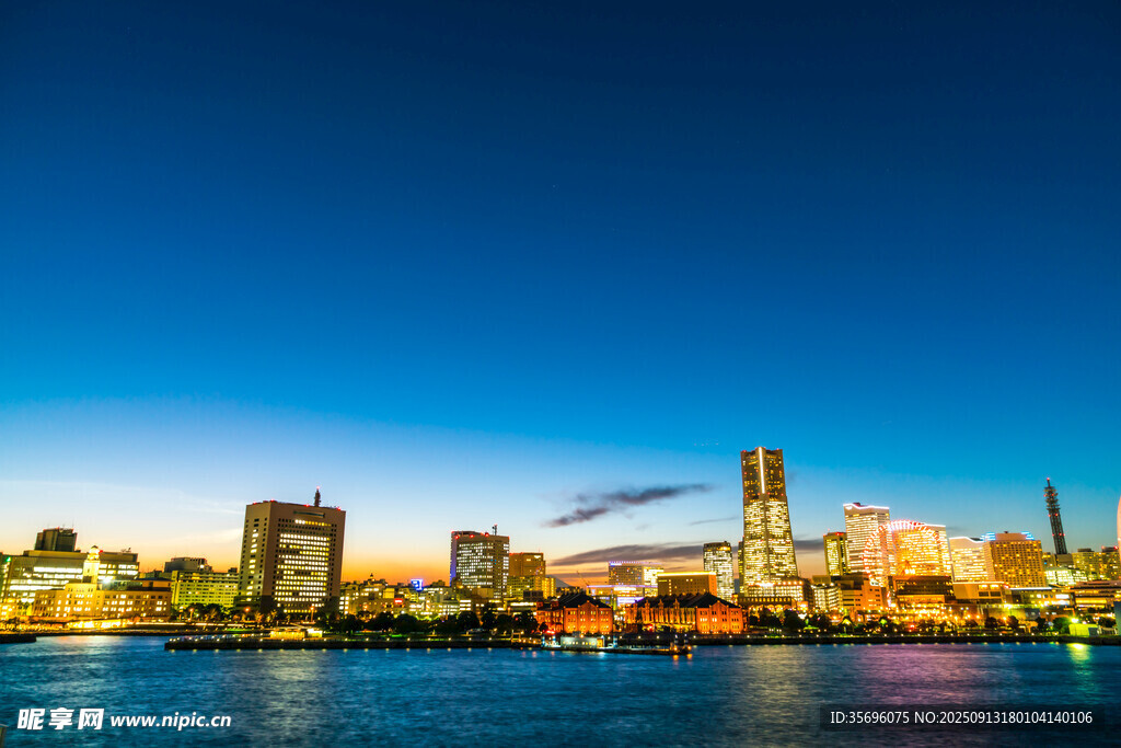 城市河畔夜景璀璨风光