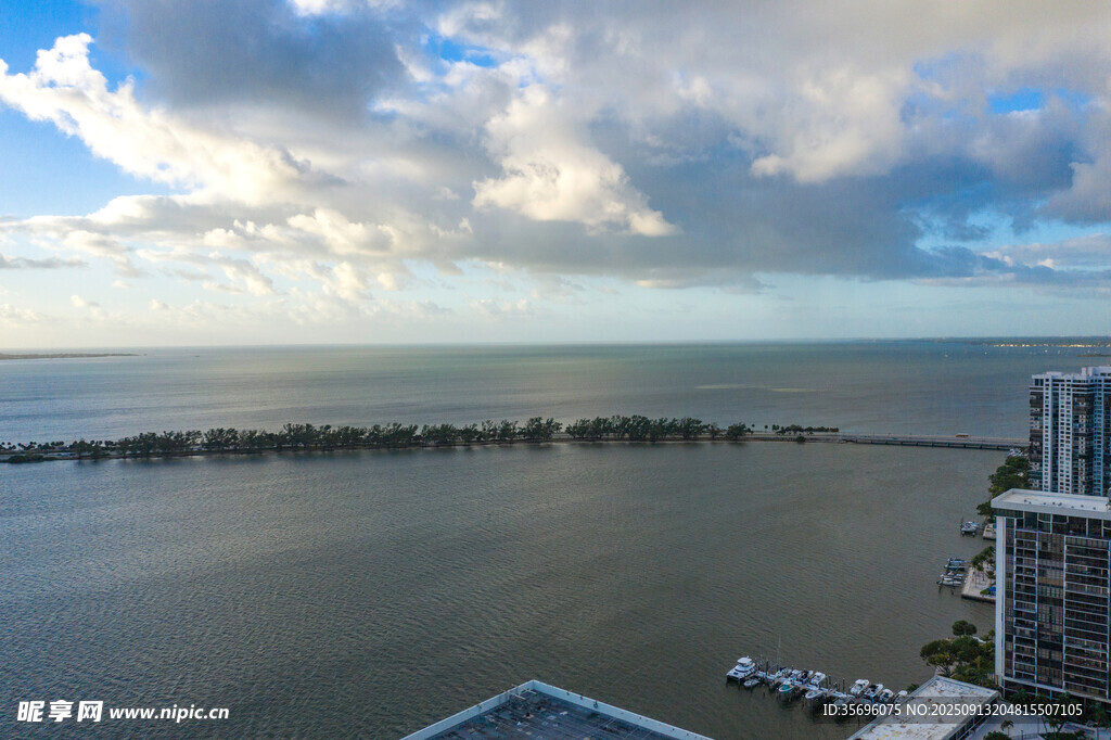俯瞰海滨城市与辽阔海面
