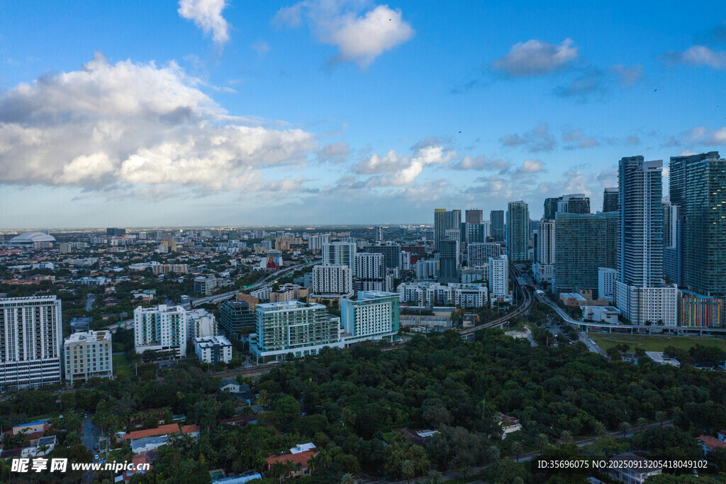 城市天际线与蓝天白云景观