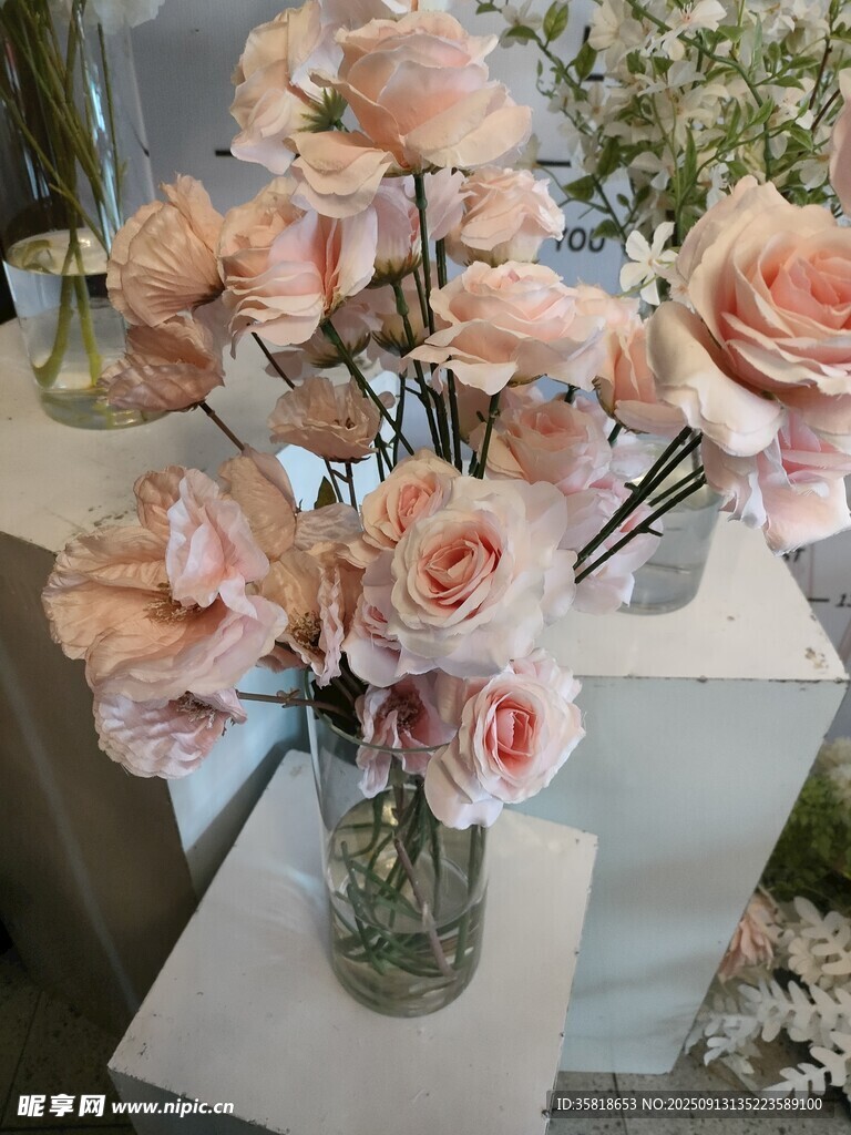 粉色玫瑰插花艺术展示