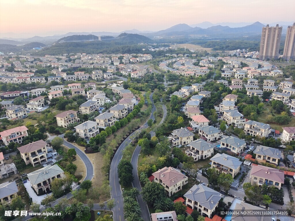俯瞰错落有致的住宅小区