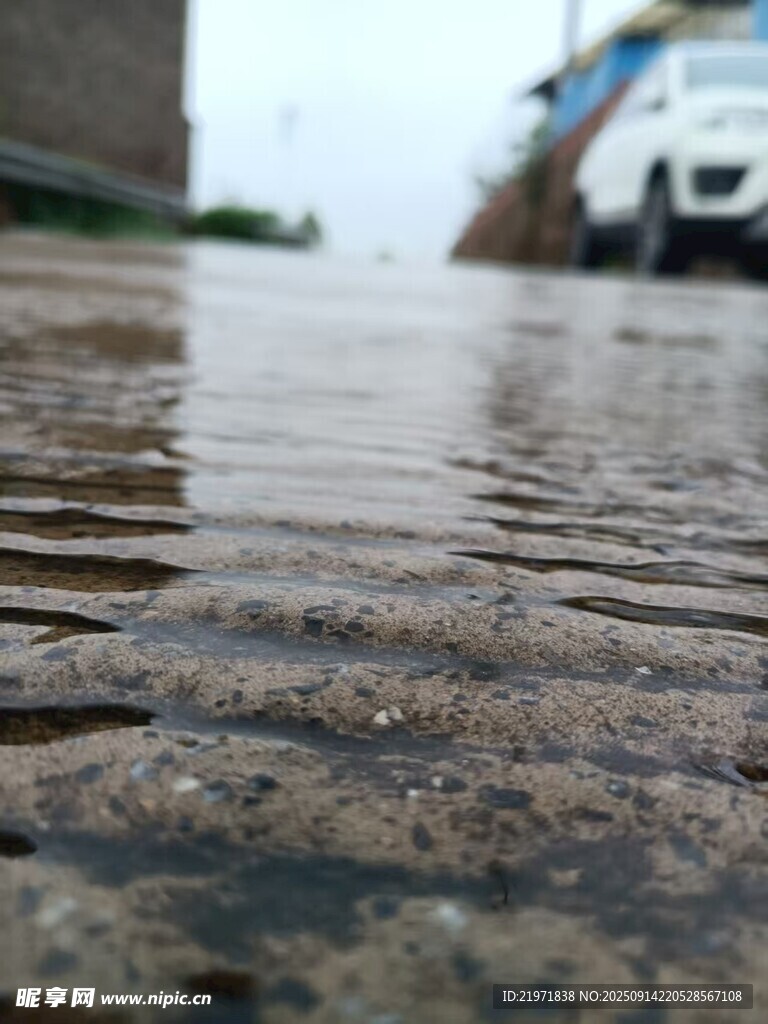 雨后地面积水波纹景象