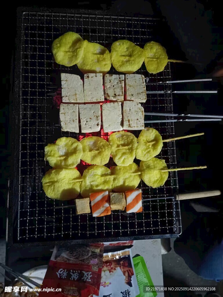 烤架上的美味串串