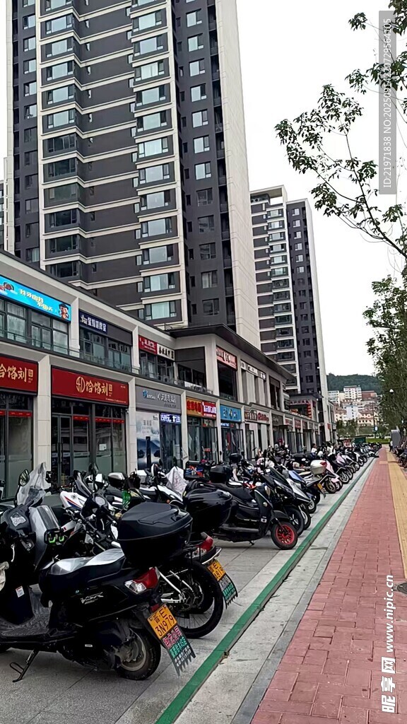城市街边停放的一排摩托车