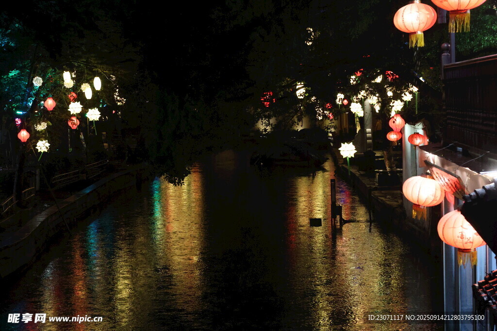 夜间河畔彩灯映照的美景