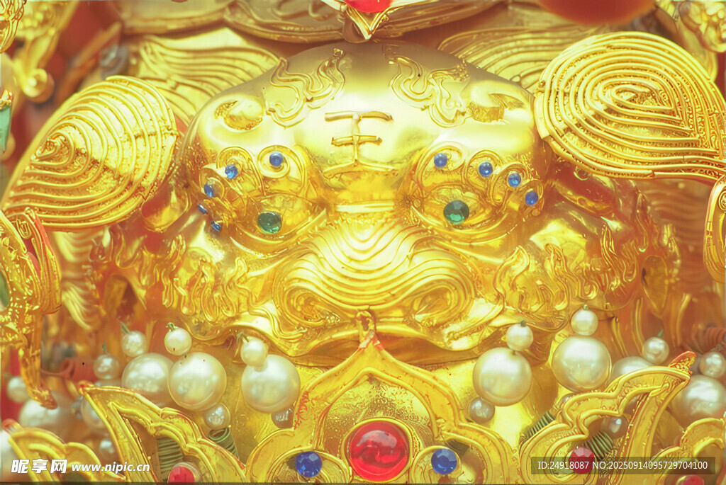 华丽金冠镶嵌珠宝与珍珠
