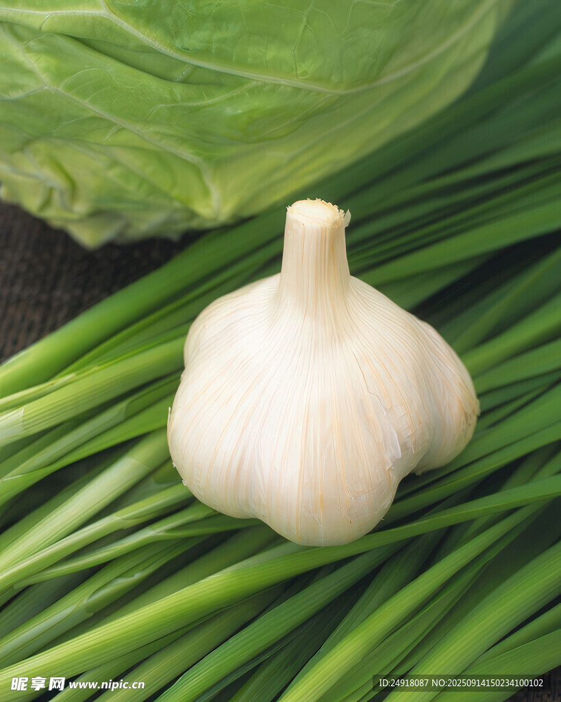 一颗大蒜与翠绿蔬菜