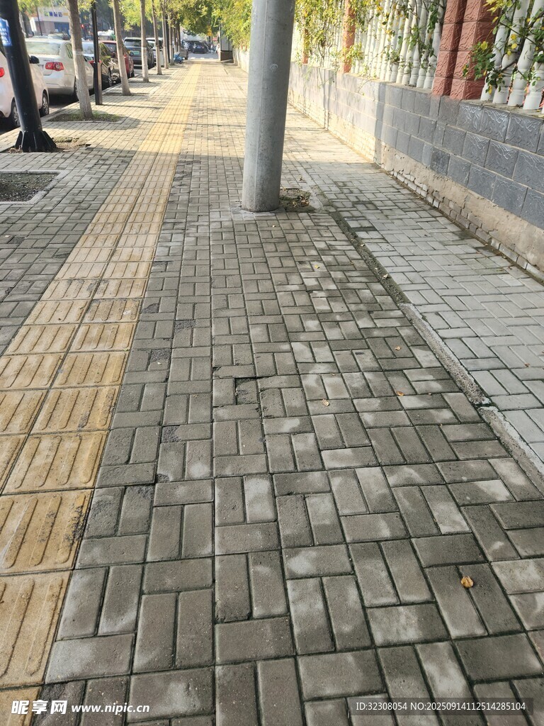 城市人行道上的砖石路面