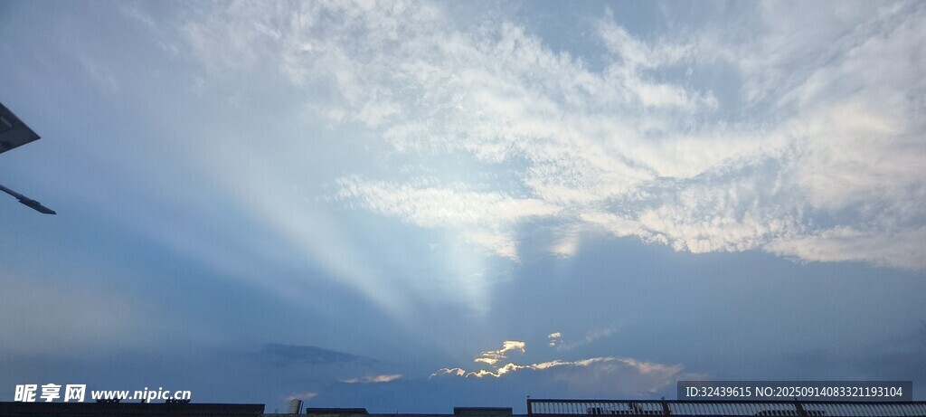 日出时分的天空美景