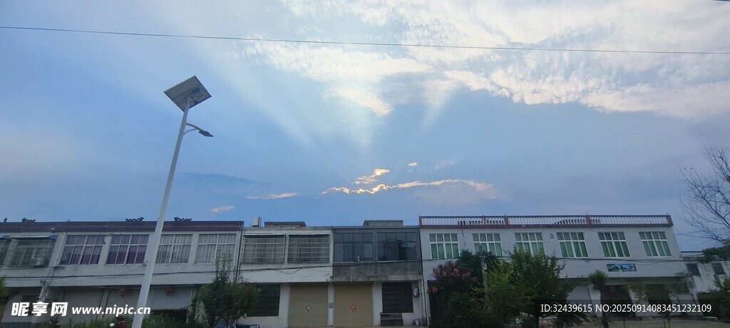 傍晚城市天空与建筑景观