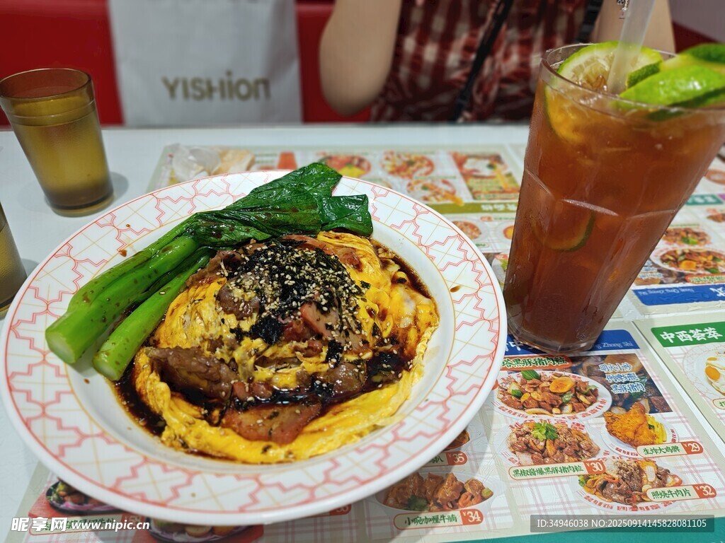 美味佳肴搭配特色饮品