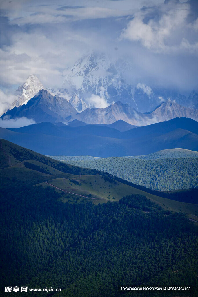 壮丽山峦与云雾景观