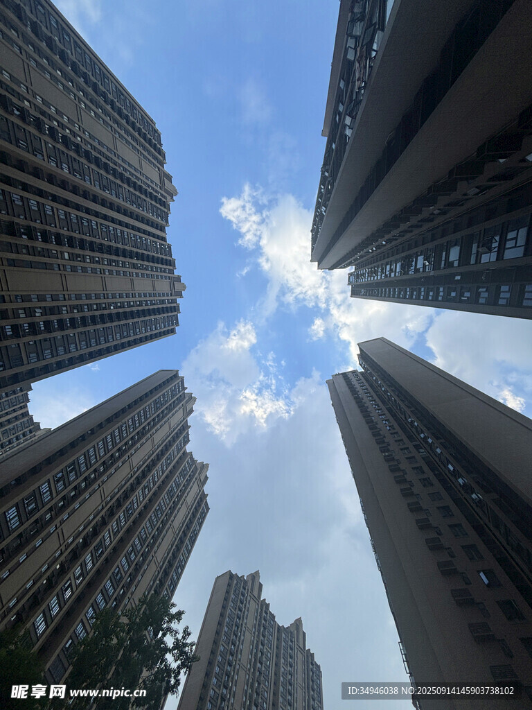 仰观都市高楼与蓝天白云